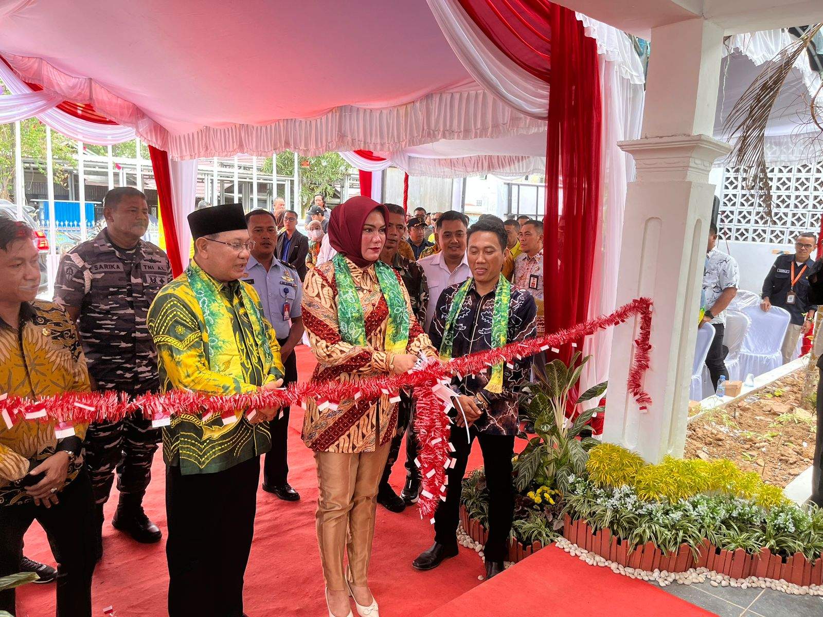 Bupati Kotabaru H.Sayed Ja’far bersama ketua KPU Kalsel Dr. Andi Tenri Sompa, S.I.P, M.Si saat meresmikan Kantor KPU. Sabtu (27/7).