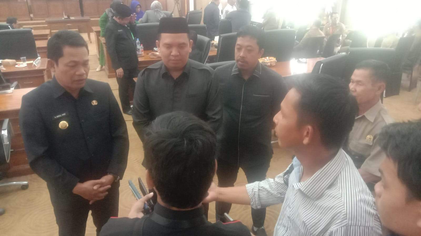 Bupati Balangan, Abdul Hadi, didampingi Ketua DPRD setempat, Ahsani Fauzan, beserta anggota saat dikonfirmasi awak media. Foto: Windi/lenterakalimantan.com