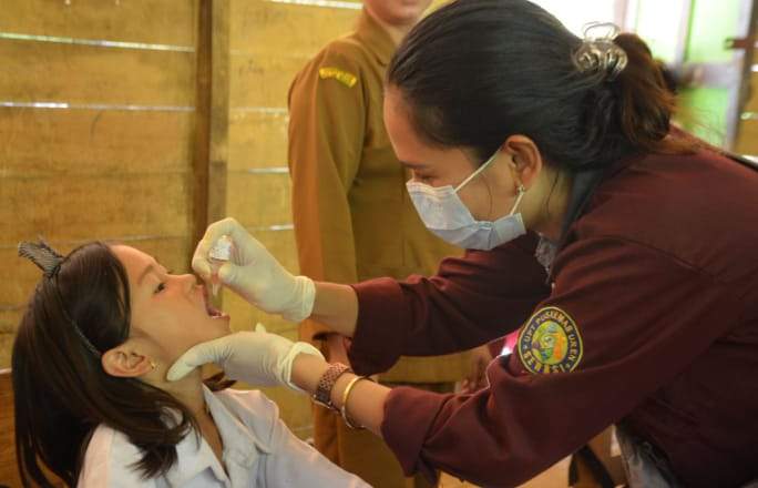 Pelaksanaan Pekan Imunisasi Nasional Polio oleh Petugas UPTD Puskesmas Uren, di SD Kecil Sawang, Kecamatan Halong, Balangan.Foto: MC Balangan