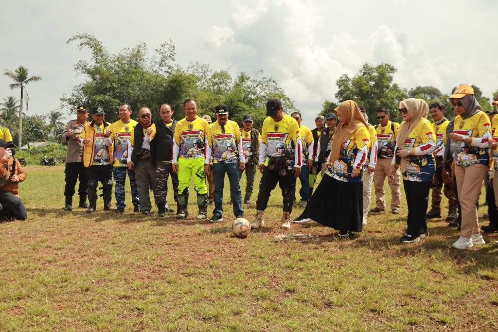 Gubernur Kalimantan Selatan (Kalsel), H Sahbirin Noor membuka secara resmi Turnamen Sepak Bola Piala Acil Odah di Kecamatan Kurau Kabupaten Tanah Laut, Senin (1/7/2024).