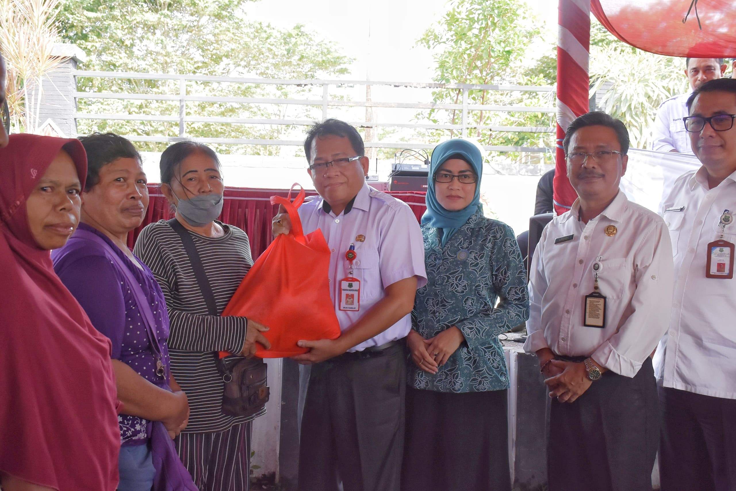 Pj Bupati Kapaus, Erlin Hardi secara simbolis serahkan paket sembako kepada warga dalam acara Pasar Penyeimbang. Foto: Pemkab Kapuas.