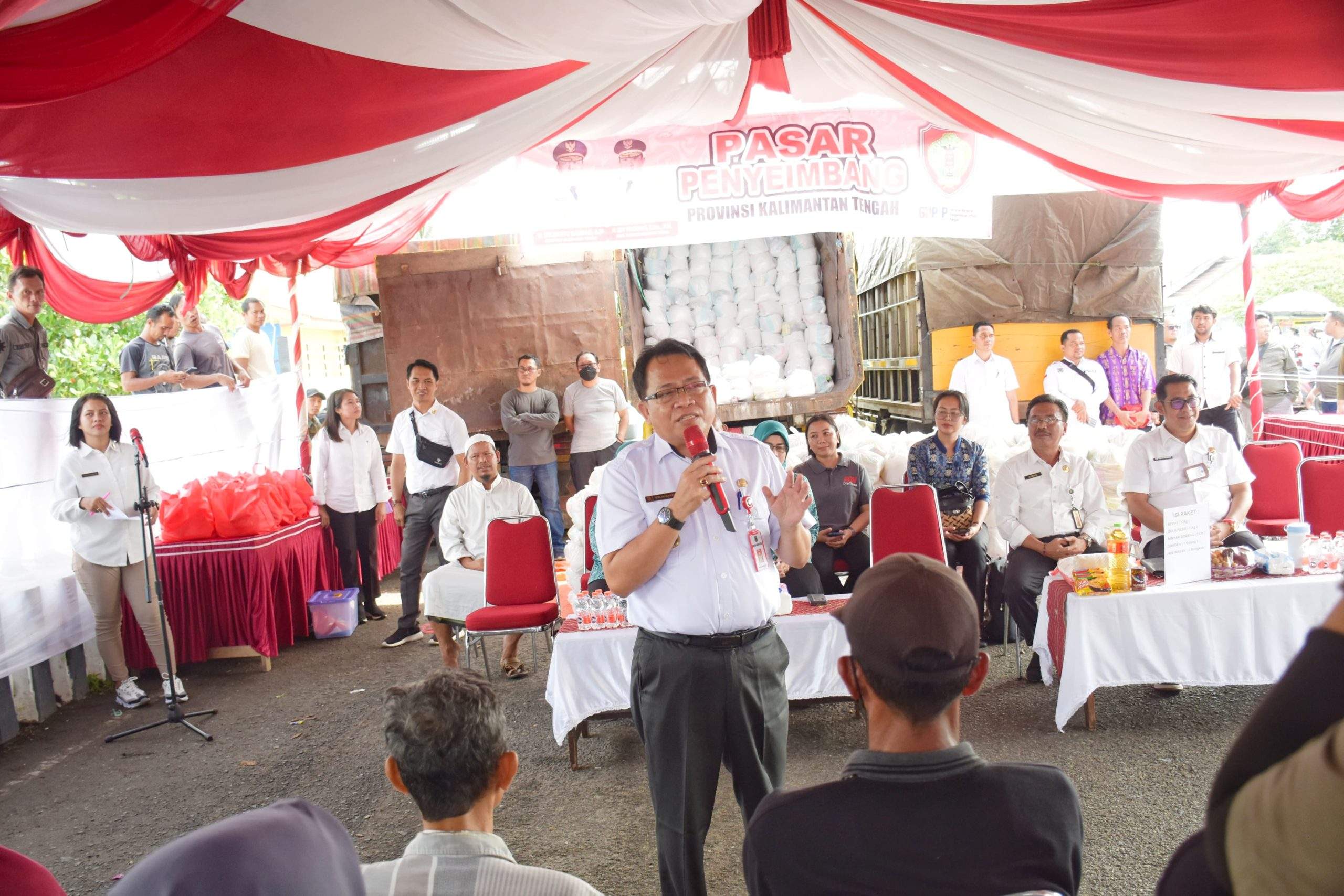Pj Bupati Kapuas, Erlin Hardi saat menyampaikan sambutan sekaligus membuka acara Pasar Penyeimbang untuk Masyarakat dan Tenaga Kontrak di Kabupaten Kapuas, bertempat di halaman Stadion Panunjung Tarung, Jl. Maluku Kabupaten Kapuas, Rabu (7/2/24). Foto: Pemkab Kapuas.