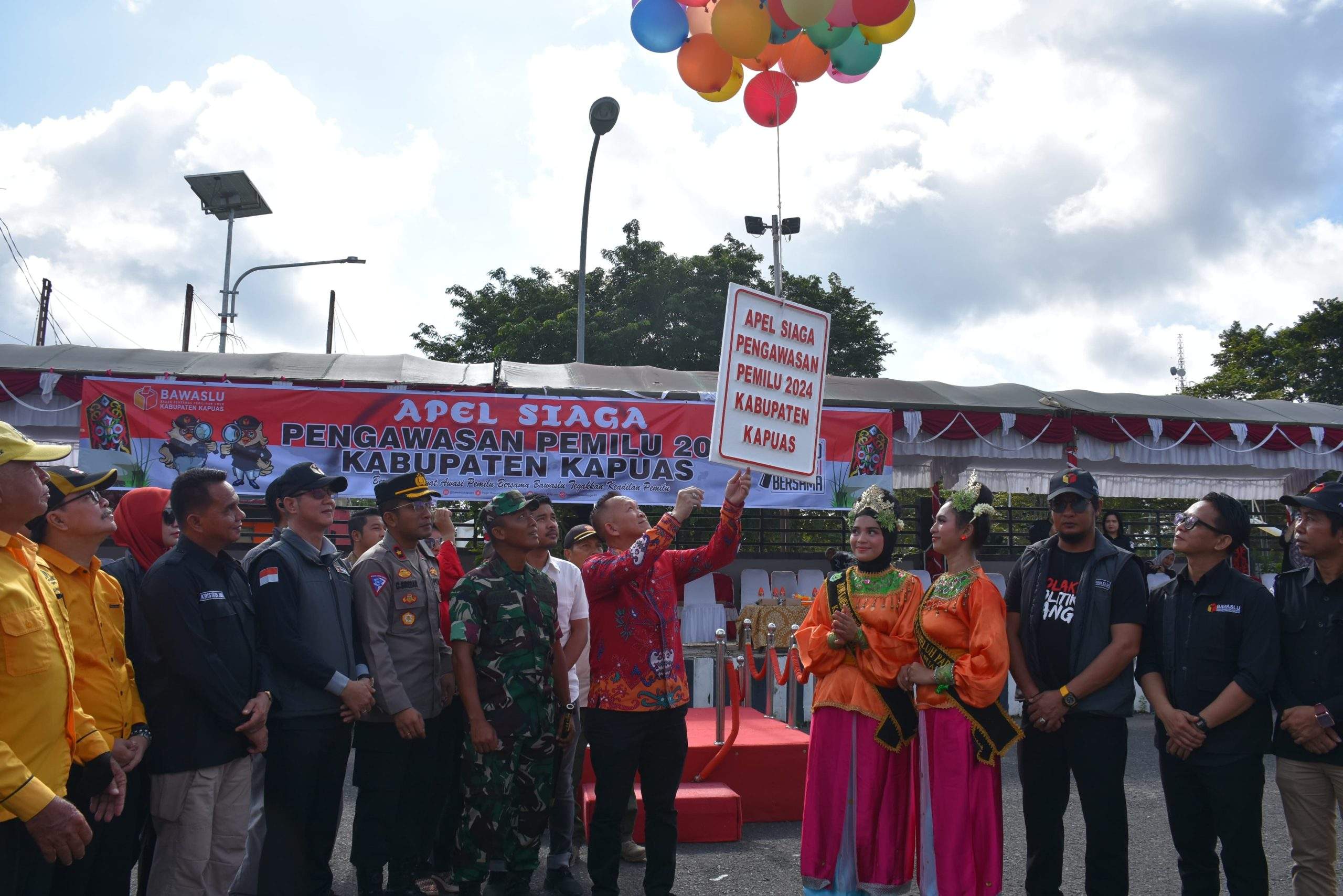 Sekretaris Daerah Kabupaten Kapaus, Drs. Septedy beserta instansi terkait secara simbolis melepas balon udara tanda kesuksesan Bawaslu Kapuas dalam mengawal Pemilihan Umum (Pemilu) 2024 yang digelar di halaman Stadion Panunjung Tarung Kuala Kapuas, Jumat (9/2/2024).