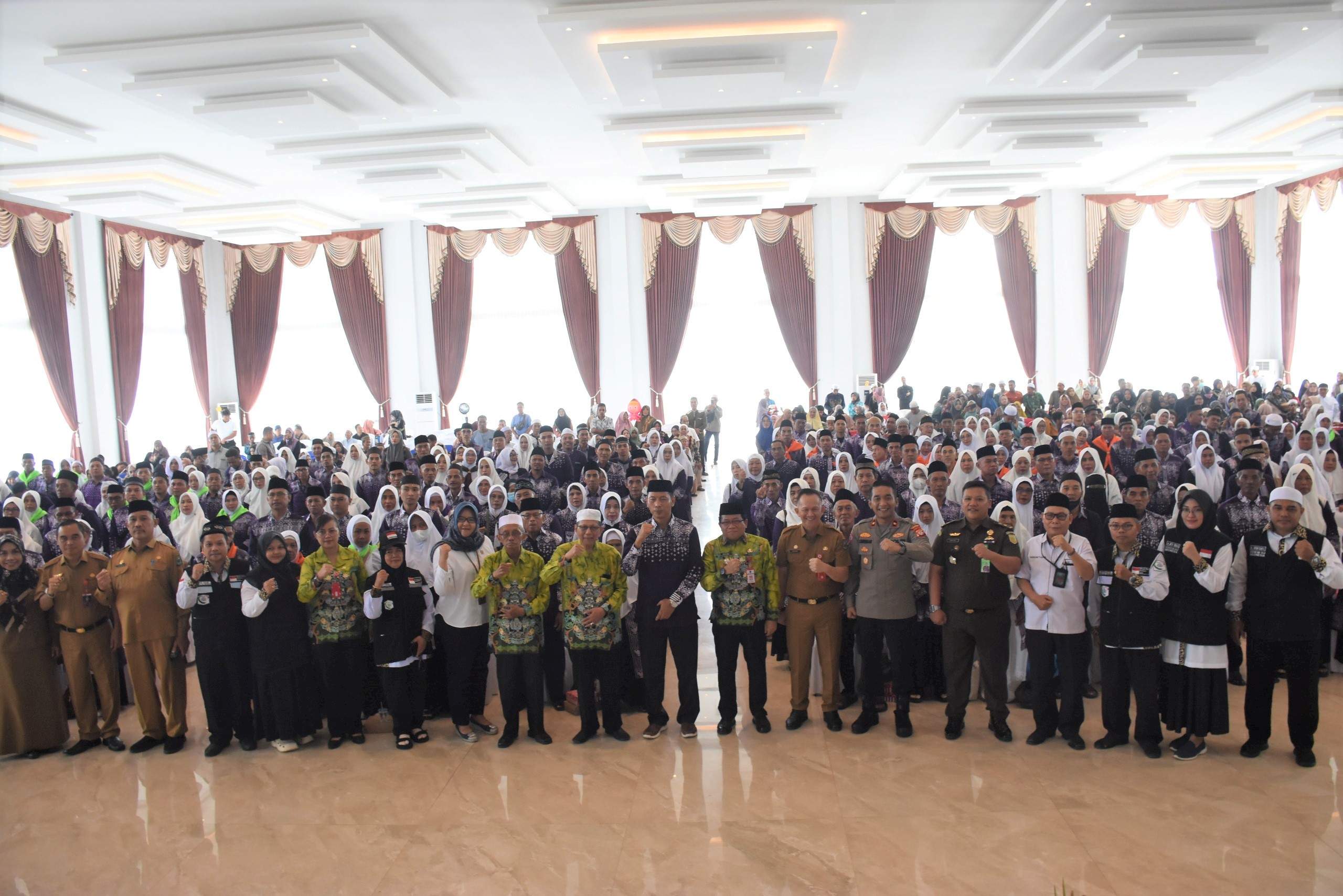 Pj Bupati Kapuas Erlin Hardi berfoto bersama usai secara resmi melepas pemberangkatan 317 Jamaah Calon Haji asal Kabupaten Kapuas, Senin (13/5) bertempat di Halaman Rumah Jabatan Bupati Kapuas. Foto: Pemkab Kapuas