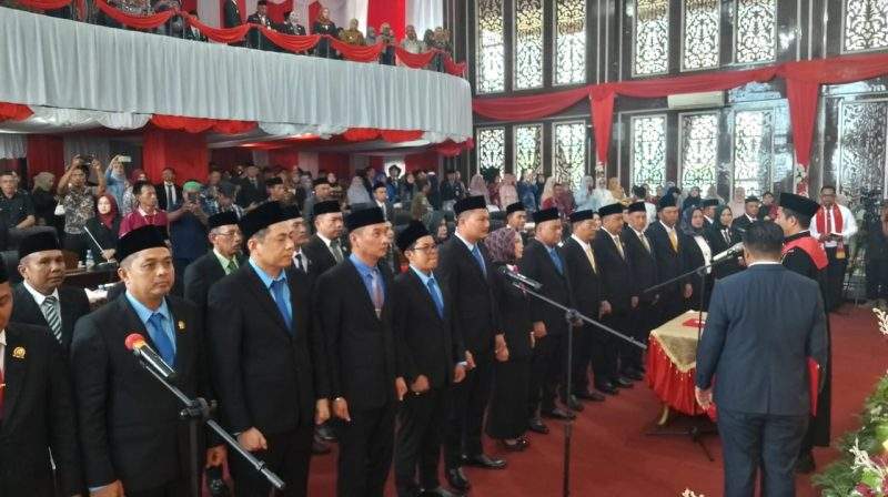 Gelar rapat paripurna sekaligus pengambilan sumpah dan janji 35 orang calon anggota DPRD Kotabaru, Senin (26/7/2024). Foto: Sekwan