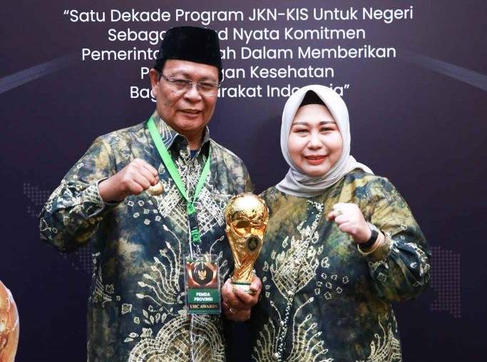 Gubernur Kalsel, H. Sahbirin Noor didampingi Ketua TP-PKK Kalsel, Hj. Raudhatul Jannah usai menerima penghargaan UHC Award 2024 oleh Wakil Presiden RI, KH. Ma'ruf Amin di Krakatau Grand Ballroom, Jakarta, Kamis (8/8/24). Foto: Adpim
