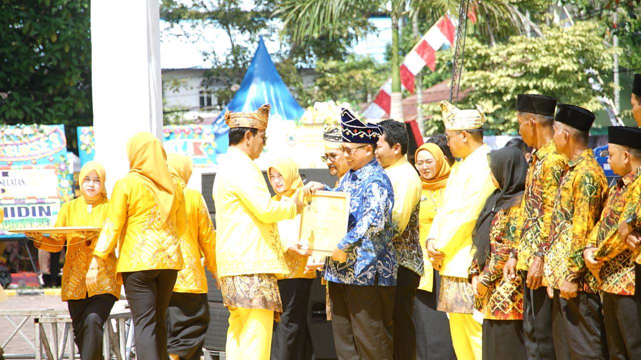 Walikota Banjarmasin, H Ibnu Sina saat menerima penghargaan dari Gubernur Kalimantan Selatan, H Sahbirin Noor. Foto: Pemko Banjarmasin