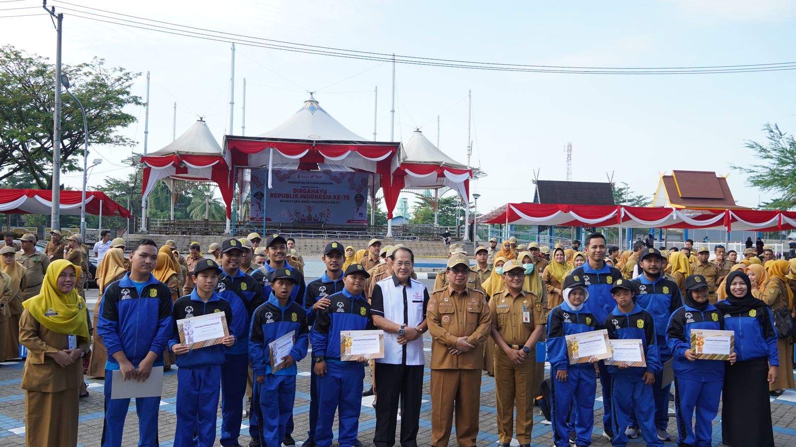 Walikota Banjarmasin, H Ibnu Sina menyerahkan bonus sebesar Rp 364 juta kepada para atlet dan pelatih Pekan Olahraga Pelajar Daerah (Popda) dan Special Olympics Indonesia (SOIna) setempat, Senin (12/8/2024). Foto: Pemkot Banjarmasin