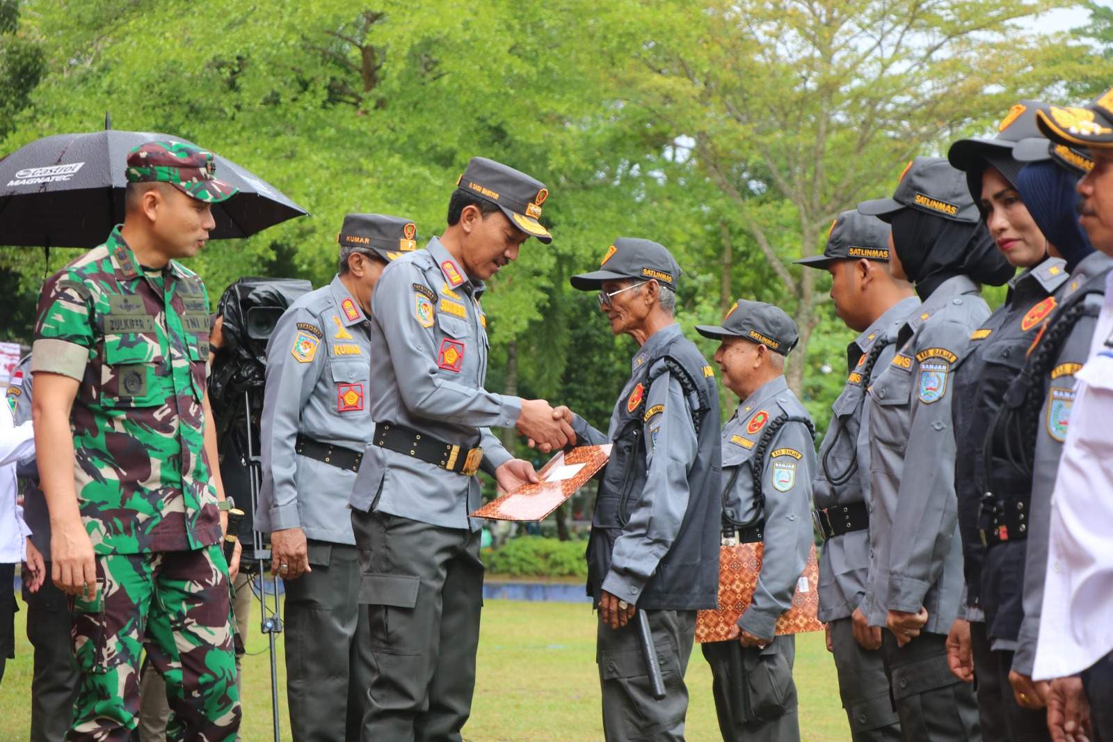 Apel gelar pasukan Satuan Perlindungan Masyarakat (Satlinmas) desa/kelurahan se-Kabupaten Banjar yang diprakarsai Satuan Polisi Pamong Praja (Satpol PP), dilaksanakan di Ruang Terbuka Hijau (RTH) Alun-alun Ratu Zalecha Martapura, Rabu (7/8/2024) pagi. Foto: Pemkab Banjar