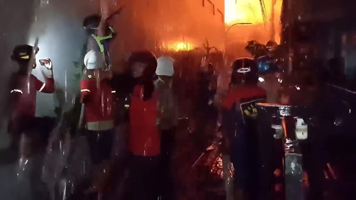 Para Barisan Pemadam Kebakaran (BPK) berjibaku padamkan kobaran api yang terjadi di Jalan Abdul Hasan, Gang 6, Rt. 11 dan Gang 7 Rt. 13, Keurahan Pasar Pagi, Kecamatan Samrinda Kota. Foto: Tangkapan Layar