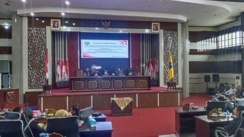 DPRD dan Pemkab Kotabaru gelar rapat paripurna daerah (Raperda) yang membahas tentang Rencana Pembangunan Jangka Menengah Panjang (RPJMD) 2025-2045. Foto: Setwan