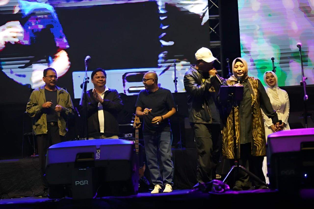 Paman Birin bersama isteri tercinta Acil Odah berduet di acara Semarak Kemerdekaan, Rabu (14/8/24). Foto: Donny