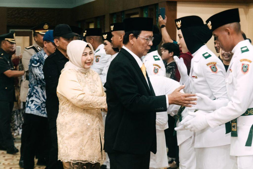 Satu per satu, para anggota Paskibraka menerima ucapan selamat langsung dari Gubernur Kalsel, Paman Birin, yang didampingi oleh Ketua TP PKK Kalsel, Hj. Raudatul Jannah.