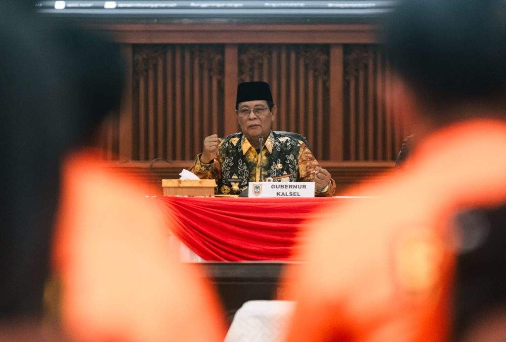 Gubernur Kalimantan Selatan, H. Sahbirin Noor saat memimpin rapat koordinasi yang berlangsung di Gedung KH. Idham Kholid, kantor Gubernur Kalsel di Banjarbaru, Jumat (16/8/24).