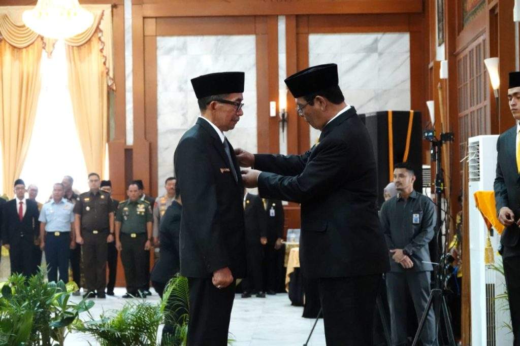 Gubernur Kalimantan Selatan sematkan Tanda Kehormatan Satya Lancana Karya Satya kepada 804 Aparatus Sipil Negeri (ASN) lingkup Pemprov Kalsel, Kamis (29/8/2024).