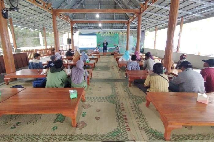 Kelompok Peternak Sapi Pali-Pali Jaya Ponjong menyimak sosialisasi dari Polda DIY, DPKH dan Dinkes Gunungkidul di RM. Gubug Ndeso, Selasa 23 Juli 2024. (Polda DIY, DPKH dan Dinkes Gunungkidul).