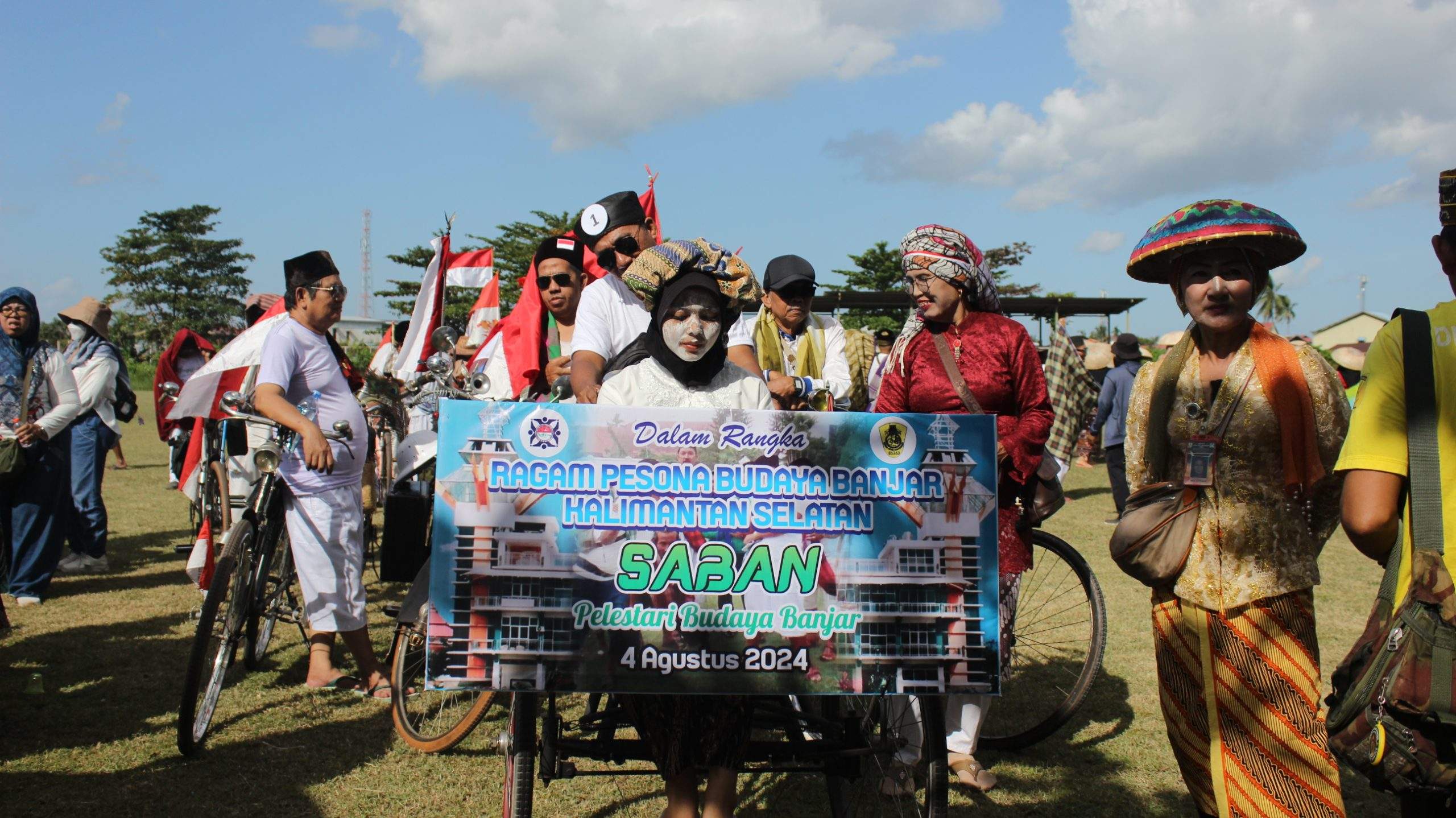 Beraneka ragam komunitas turut berpartisipasi pada kegiatan Pawai Budaya Banjar yang berlangsung di Lapangan Sepak Bola Kayu Tangi, Jalan Brigjen Hasan Basri, Kelurahan Sungai Miai, Kecamatan Banjarmasin Utara. Foto: Arsyad/lenterakalimantan.com