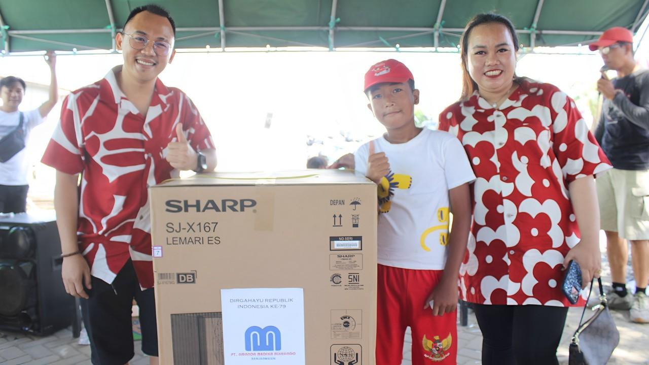 Salah satu anak kecil dari warga Komplek Depadis Regency saat mendapatkan undian berupa satu buah kulkas dalam perayaan HUT RI ke-79, Minggu (18/8/24). Foto: Arsyad/lenterakalimantan.com