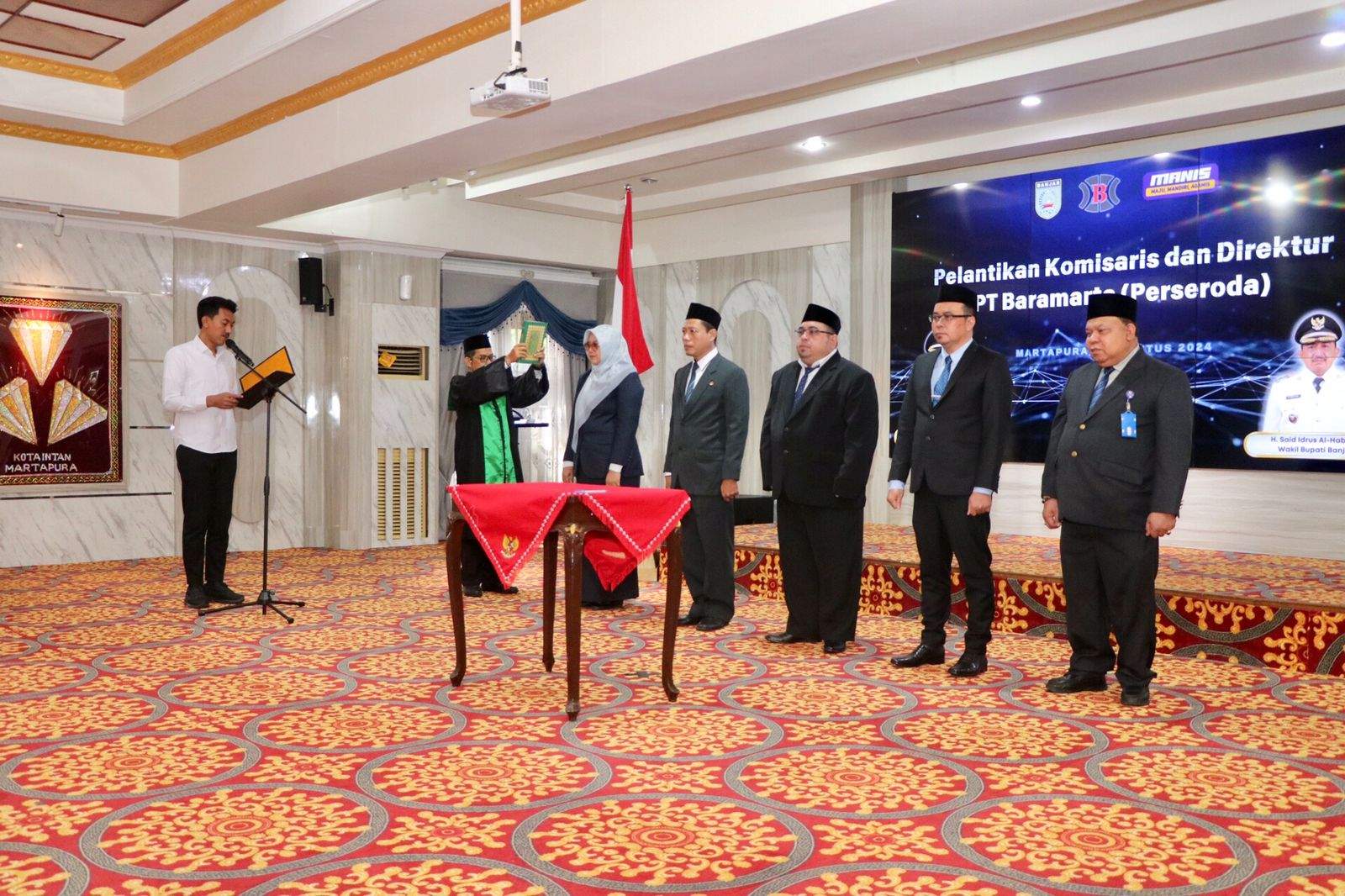 Bupati Banjar H Saidi Mansyur melantik dan mengambil sumpah jabatan Komisaris dan Direktur PT Baramarta (Perseroda), di Mahligai Sultan Adam Martapura, Jumat (2/8/2024). Foto: Pemkab Banjar