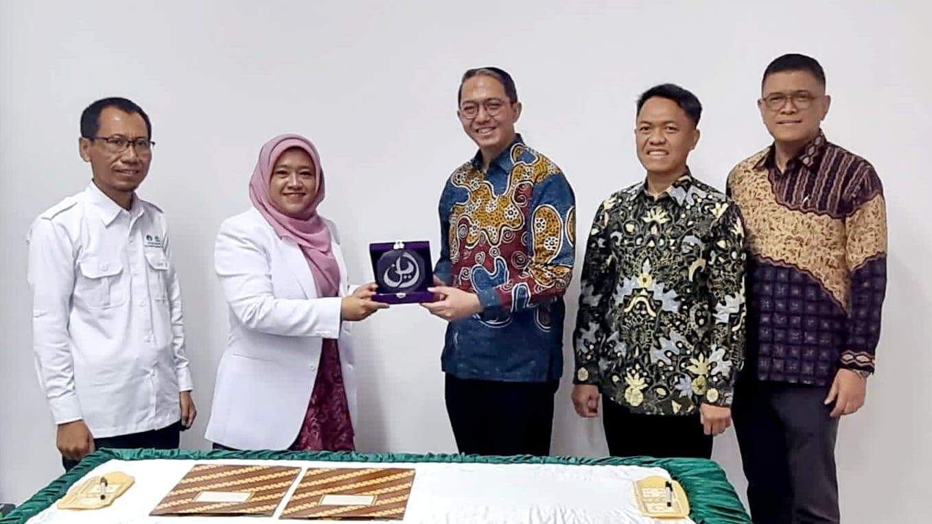 SEVP Retail Banking Bank Muamalat Dedy Suryadi Dharmawan saat menerima penghargaan atas terjalinnya Kerjasama sebagai Bank Penyalur Gaji (BPG) untuk Rumah Sakit Haji Jakarta.