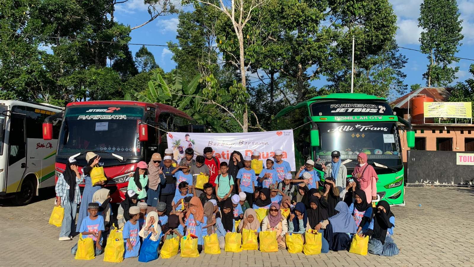 Bersama anak yatim dhuafa, Rumah Zakat Kalimantan Selatan mengajak 50 anak binaan liburan ke salah satu wahana ternama di Kota Banjarbaru, Minggu (4/8/24). Foto: Rumah Zakat Kalsel