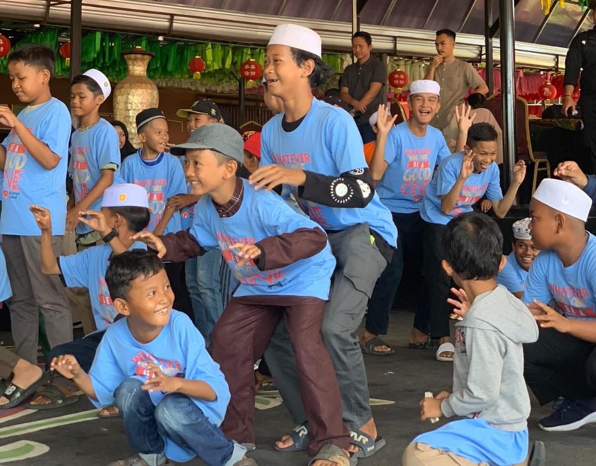 Nampak terlihat kegembiraan anak-anak saat merasakan indahnya liburan dan bermain bersama di tempat wisata, Minggu (4/8/24). Foto: Rumah Zakat Kalsel