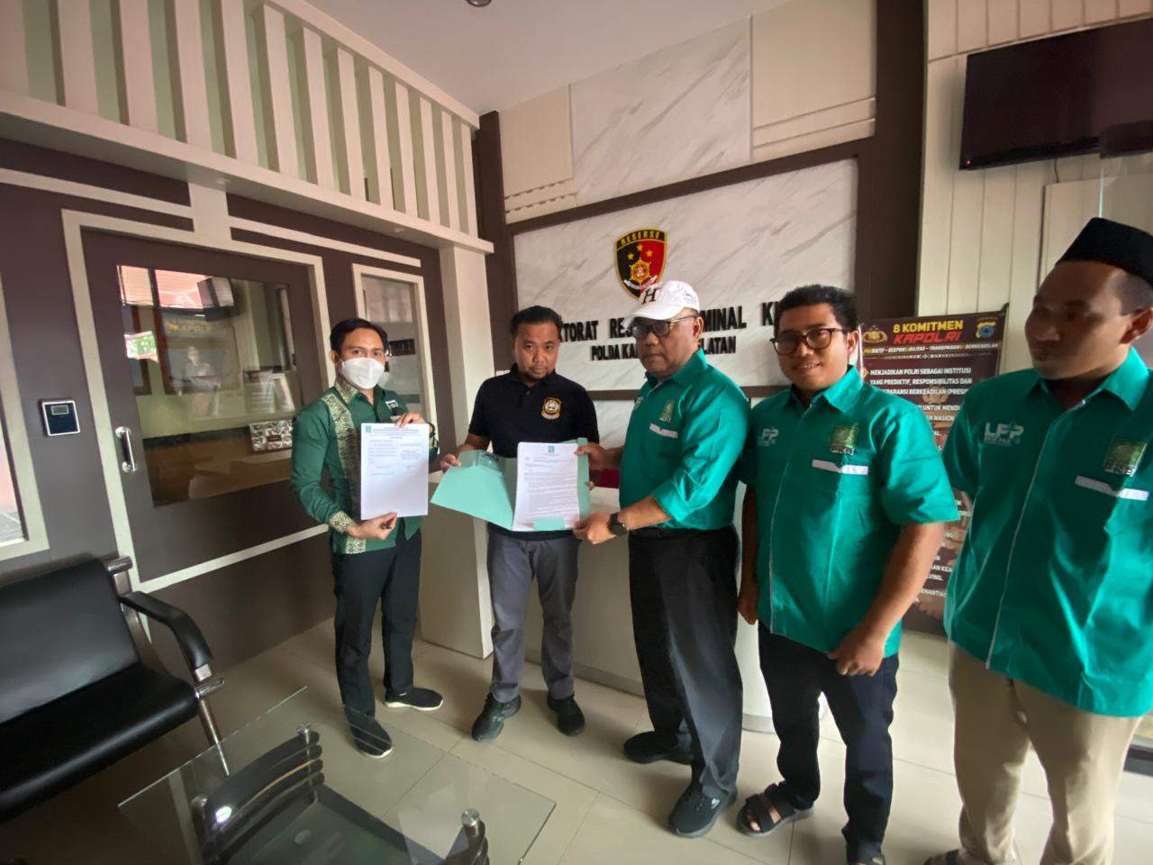 Sekretaris DPW PKB Kalsel H Hormansyah beserta perwakilan Garda Bangsa, Gebang Tani, Garda BMI dan Gemasaba Kalsel saat menyatakan akan melaporkan eks Sekretaris Jenderal (Sekjen) PKB Lukman Edy atas pencemaran nama baik Ketua Umum DPP PKB A Muhaimin Iskandar ke Polda Kalsel. Foto: Ist
