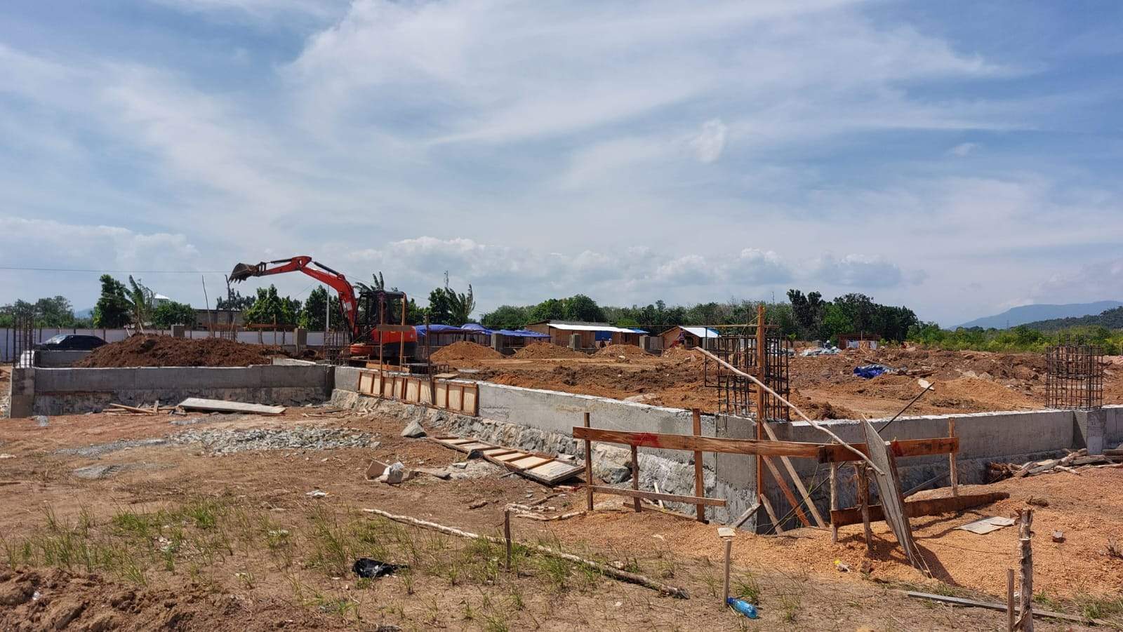 Tempat pembangunan yang dijadikan lapangan tenis. Foto: Istimewa