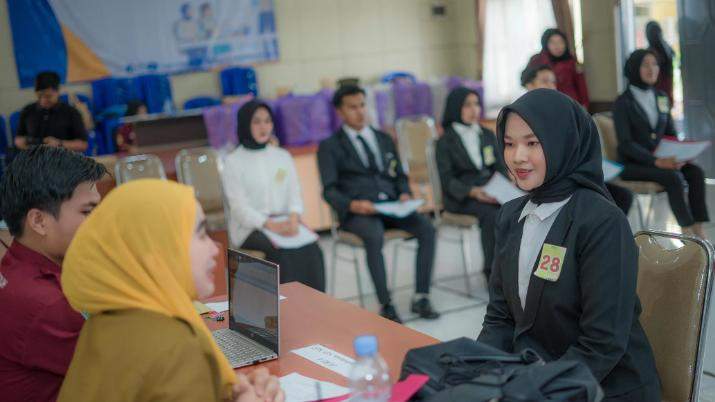 Salah seorang peserta Nanang Galuh Balangan 2024, saat mengikuti seleksi, berupa tes wawancara, serta kemampuan speaking, di Gedung Aula Disikbud Balangan. Foto : Windi/lenterakalimantan.com