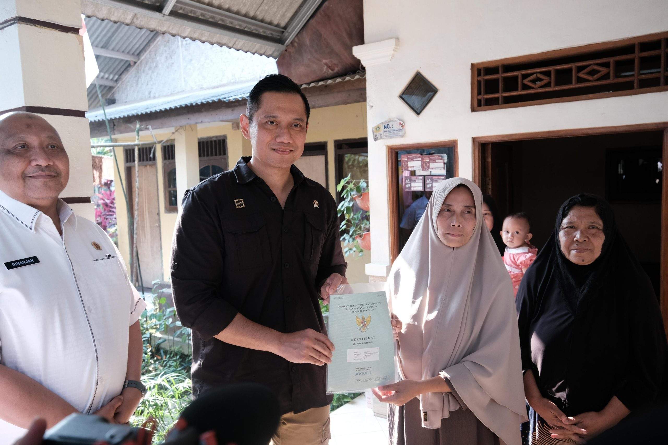 Menteri ATR/BPN Agus Harimurti Yudhoyono menyerahkan sertifikat kepada Ida Lestari.