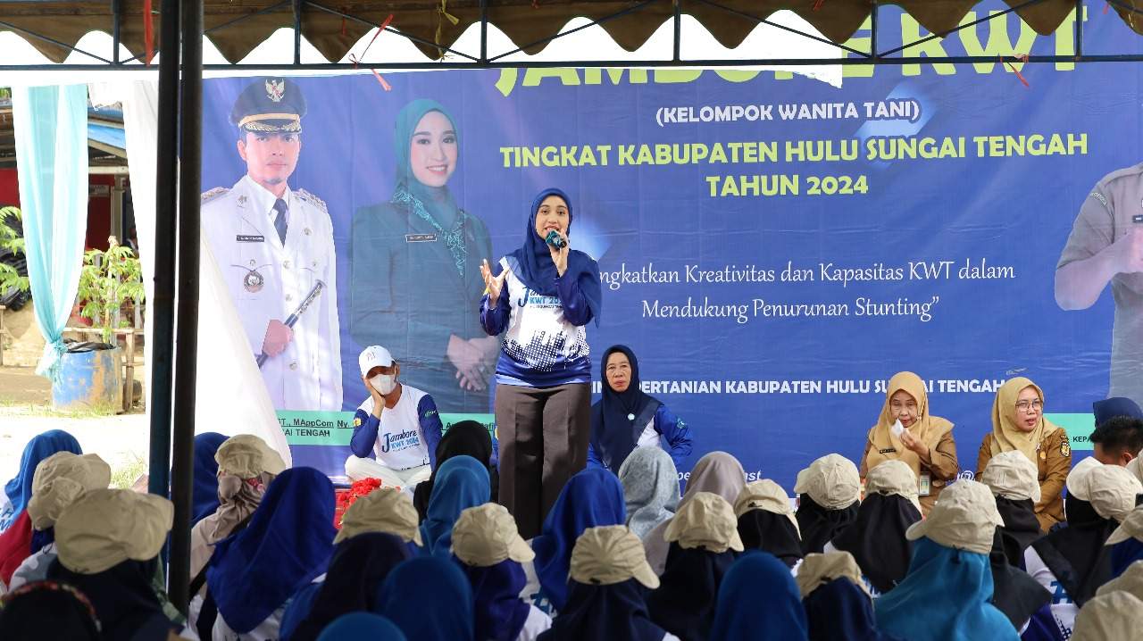 Ketua TP PKK HST, Cheri Bayuni Budjang saat memberikan sambutan pada Jambore Kelompok Wanita Tani di Objek Wisata Pulau Mas Kecamatan Batu Benawa. Foto: Humas Bupati HST