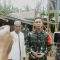Dan Satgas TMMD ke 121 Kodim 1003 Letkol Inf Bayu Oktavianto Sudibyo saat melakukan kunjungan lapangan meninjau pengerjaan sasaran fisik tambahan TNI Manunggal Air Bersih (TMAB). Foto Pendim HSS