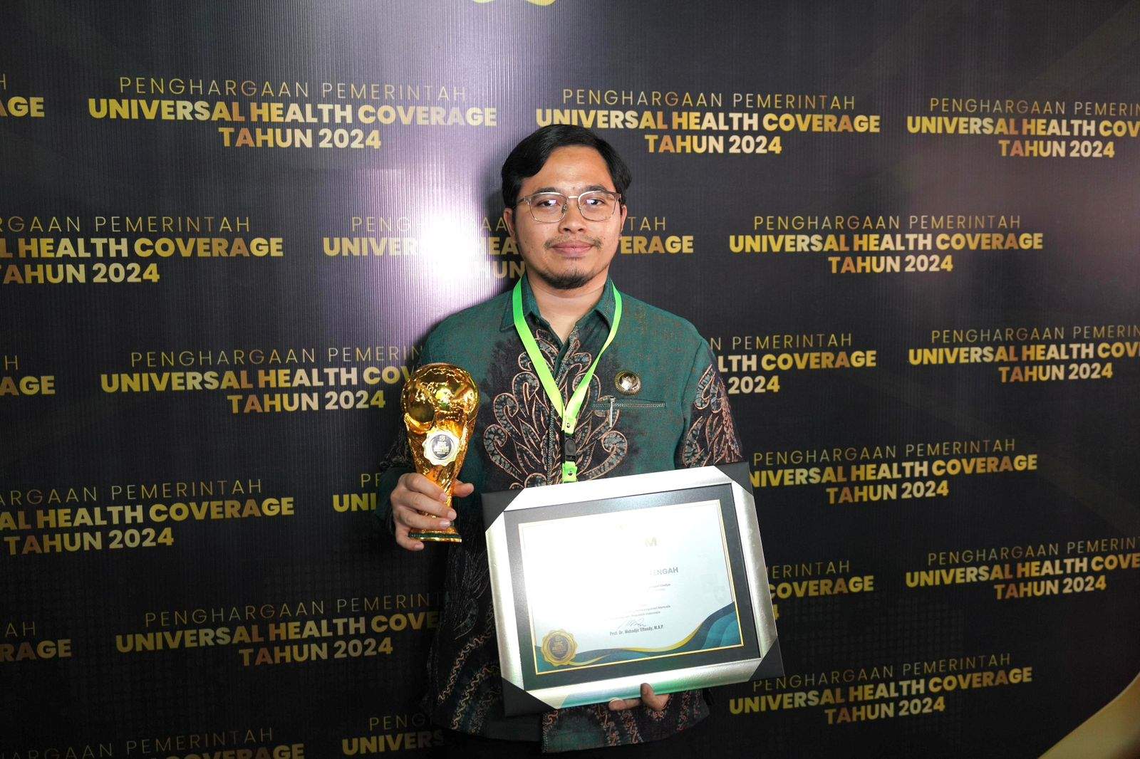 Bupati HST H Aulia Oktafiandi saat menerima penghargaan UHC Awards Kategori Madya Tahun 2024. Foto: Humas Bupati HST