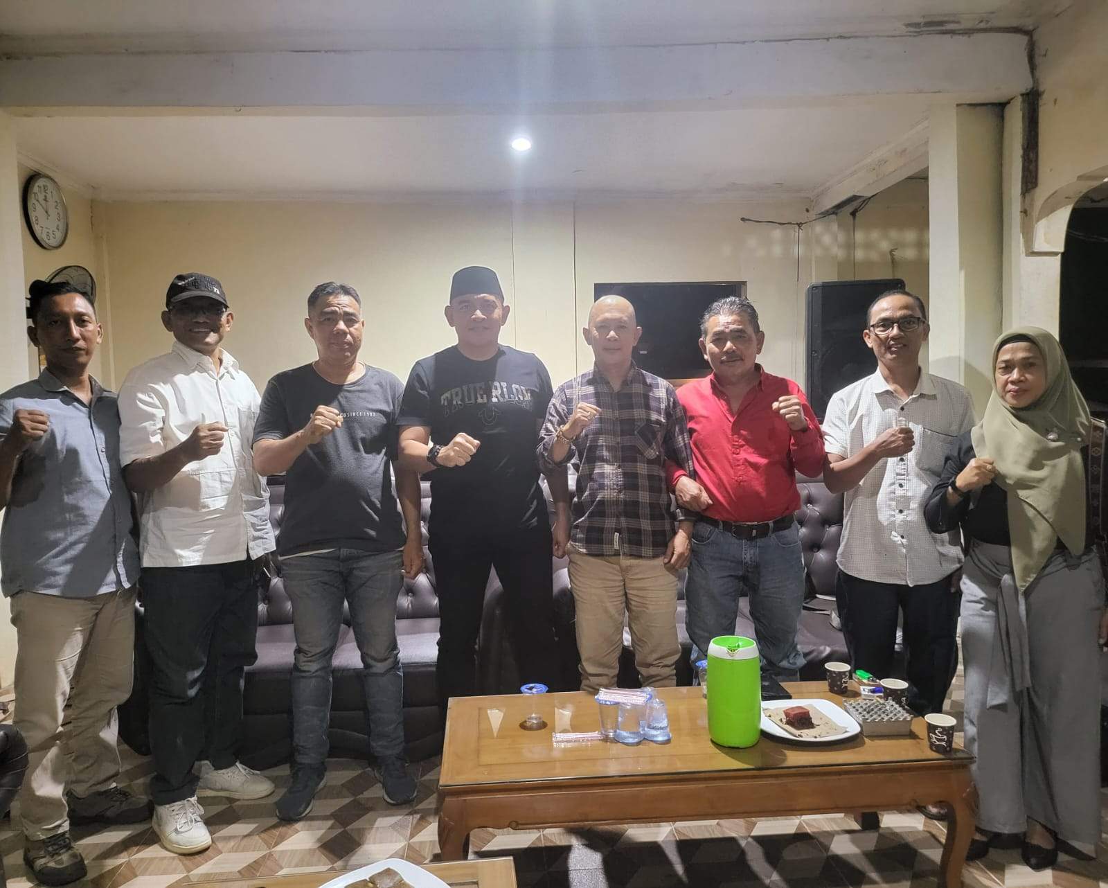 Bakal calon bupati Tala H Rahmat Trianto berfoto bersama dengan para Ketua atau pengurus pengusung Partai non parlemen. Foto: Tim Pemenangan RaZa