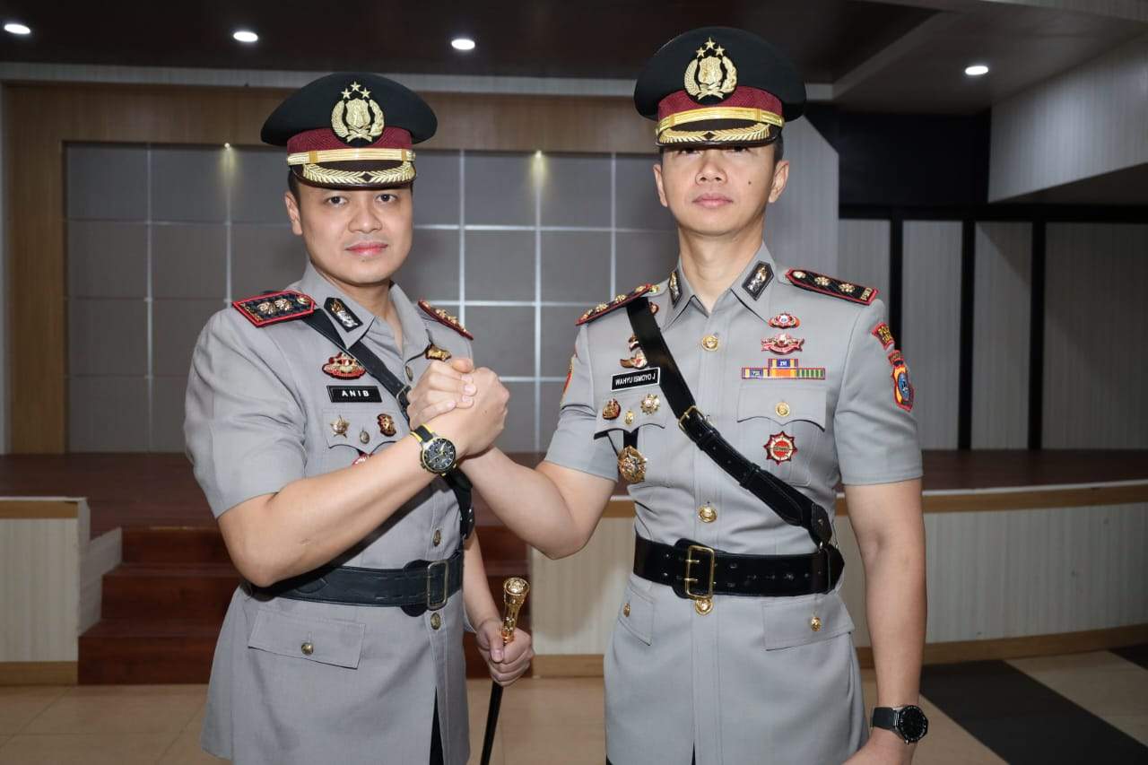 Kanan, AKBP Wahyu Ismoyo Jayawardana. Kiri, AKBP Anib Bastian. Foto: Humas Polda Kalsel.