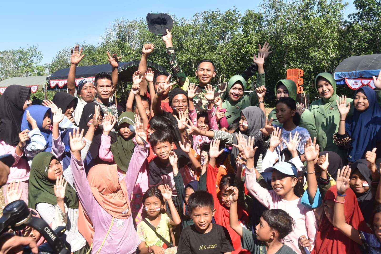 Suasana kemeriahan Satgas TMMD ke 121 Kodim 1003/HSS bersama masyarakat saat melaksanakan berbagai lombat tradisional 17an. Foto Pendim HSS