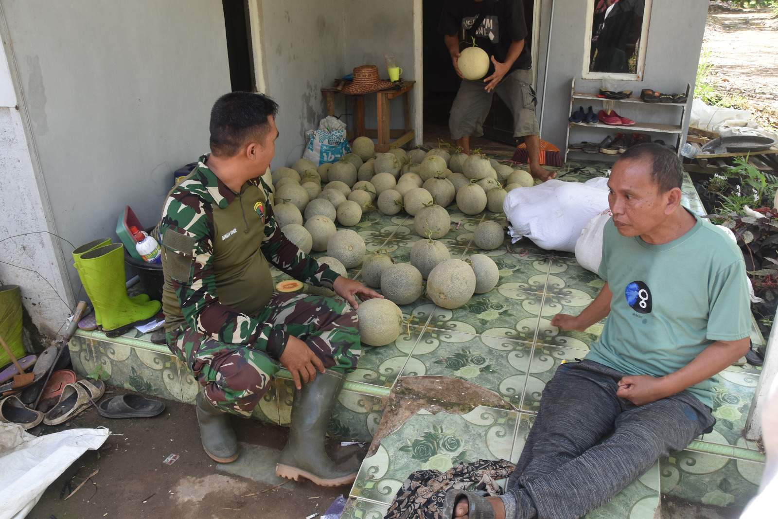 Sebagian jalan yang digarap Satgas TMMD Ke 121 Kodim HSS mulai bisa dilalui warga dan disambut gembira. Foto Pendim HSS