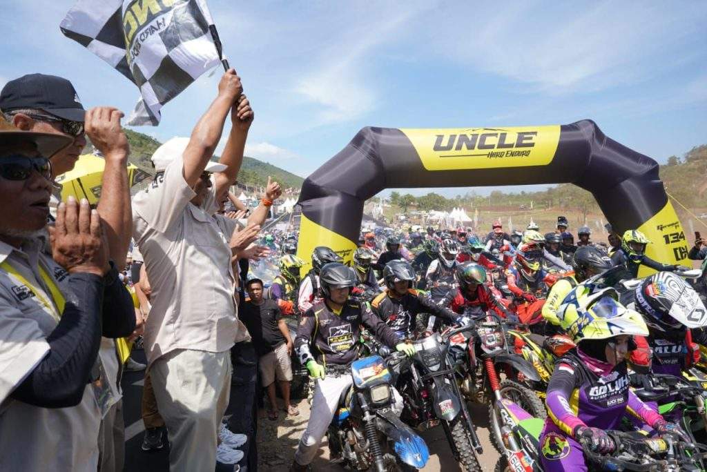 Gubernur Kalsel, H Sahbirin Noor atau Paman Birin membuka secara resmi gelaran Uncle Hard Enduro 2024, Sabtu (10/8) di Kawasan Objek Wisata Kiram Park. Foto: Adpim
