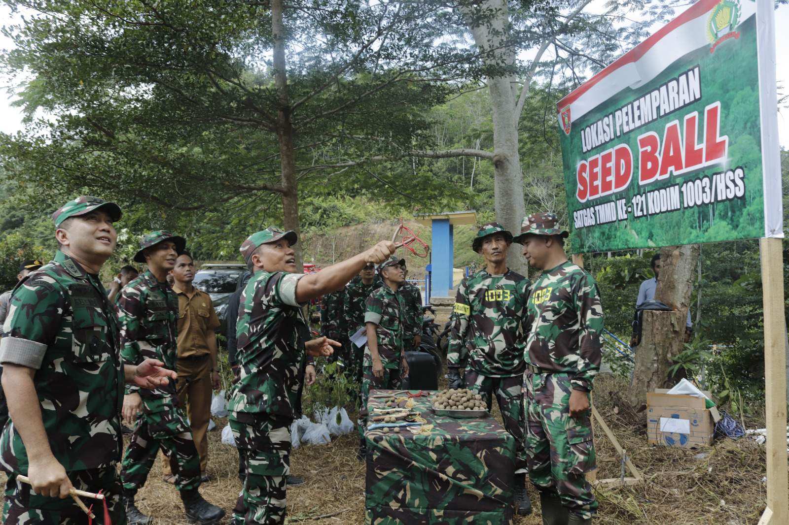Tim Wasev, Mayjend TNI Arief Gajah Mada Aspers Kasad, didampingi Danrem 101/Antasari Brigjen TNI Ari Aryanto saat meninjau sasaran TMMD 121 Kodim 1003/HSS. Foto Pendim HSS