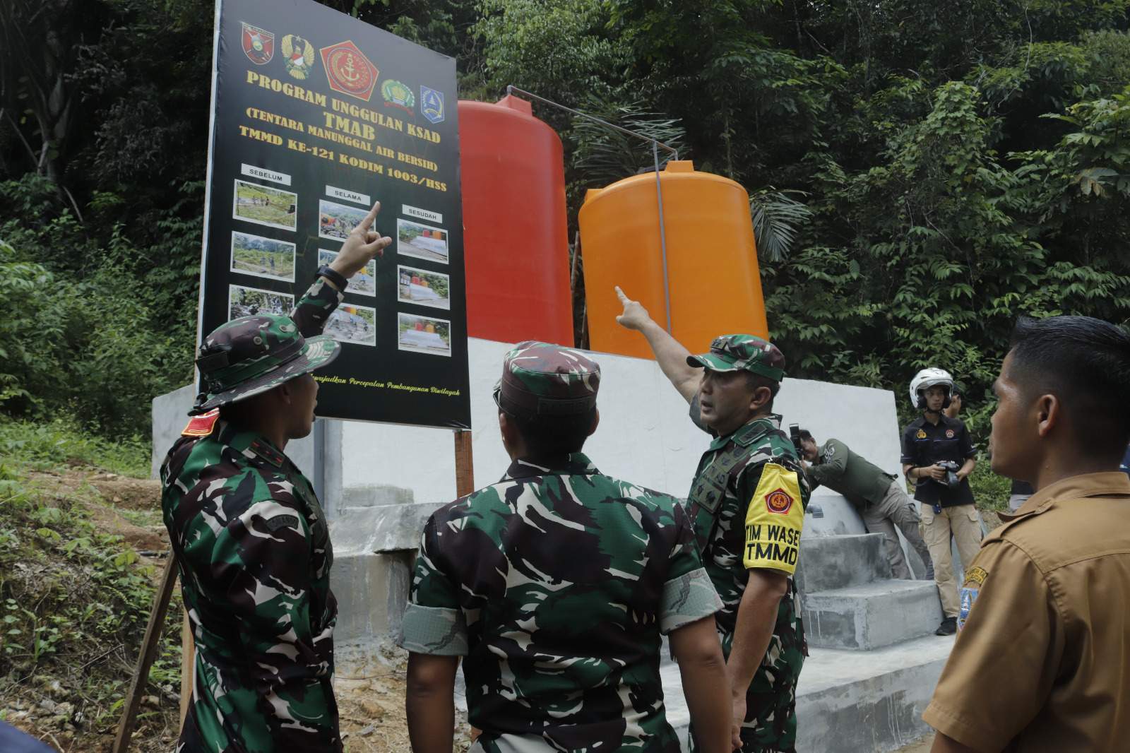 Tim Wasev dari Mabesad saat meninjau program TNI Manunggal Air Bersih (TMAB) pada lokasi TMMD ke-121 Kodim 1003 HSS. Foto Pendim HSS