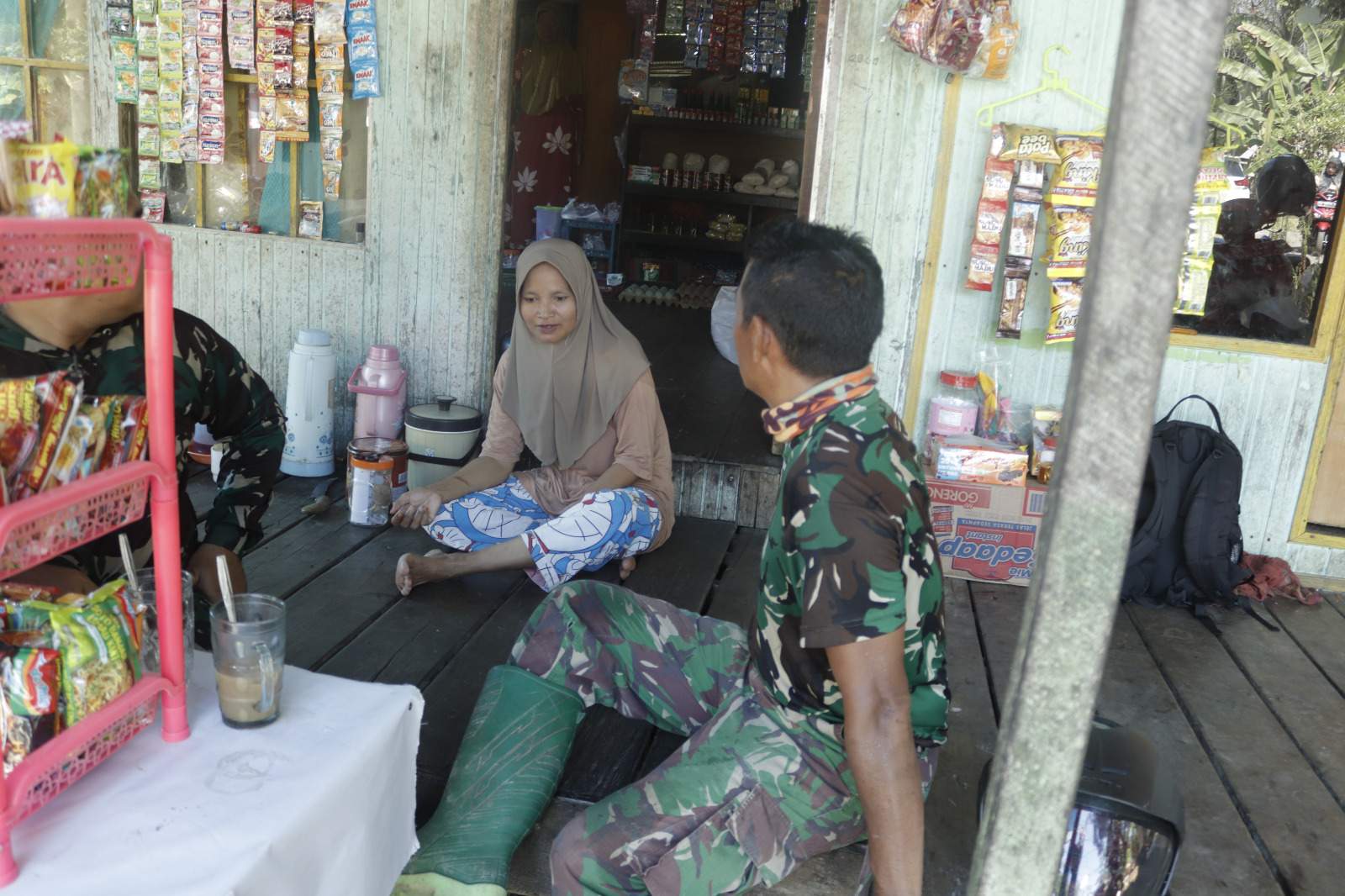 Ibu Siti saat melayani pelanggan Satgas TMMD ke 121 Kodim 1003/HSS sewaktu istirahat mengerjakan sasaran fisik program. Foto Pendim 1003 HSS