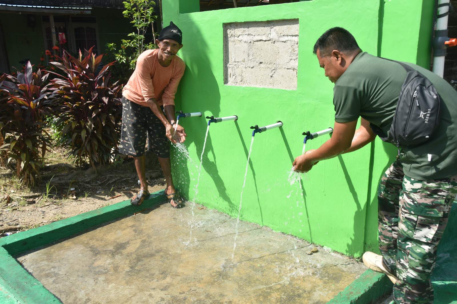 Warga Desa Gumbil yang tersenyum bahagia mendapatkan sarana air bersih usai dibangun Satgas TMMD Ke 121 Kodim HSS. Foto Pendim 1003 HSS
