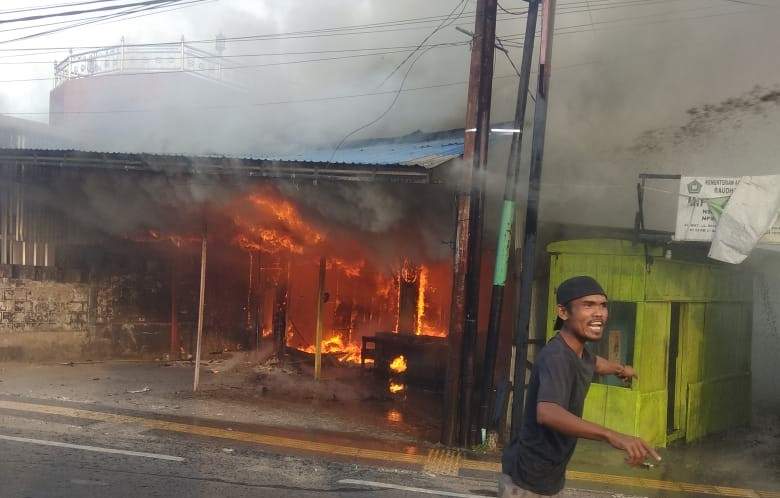 Api berkobar hanguskan 2 toko di Jalan Brigjen Hasan basri ,Kel.Sungai Miai, Kec. Banjarmasin Utara, Kamis (14/8/24). Foto: Kiriman Warga