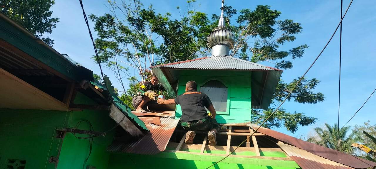 Satgas TMMD Ke 121 Kodim HSS dengan penuh semangat kejar target merampungkan rehap Langgar Istiqal. Foto Pendim 1003 HSS