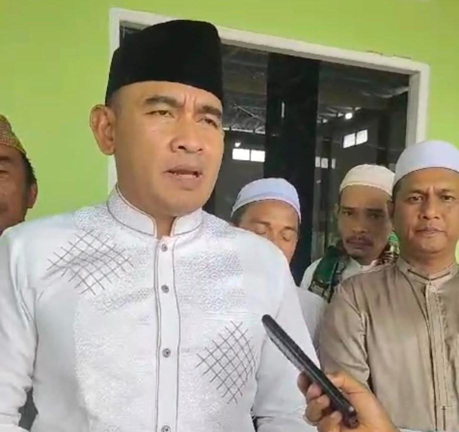 Bakal calon bupati Tanah Laut H Rahmat Trianto (HRT) usai salat Jumat. Foto: Kiriman