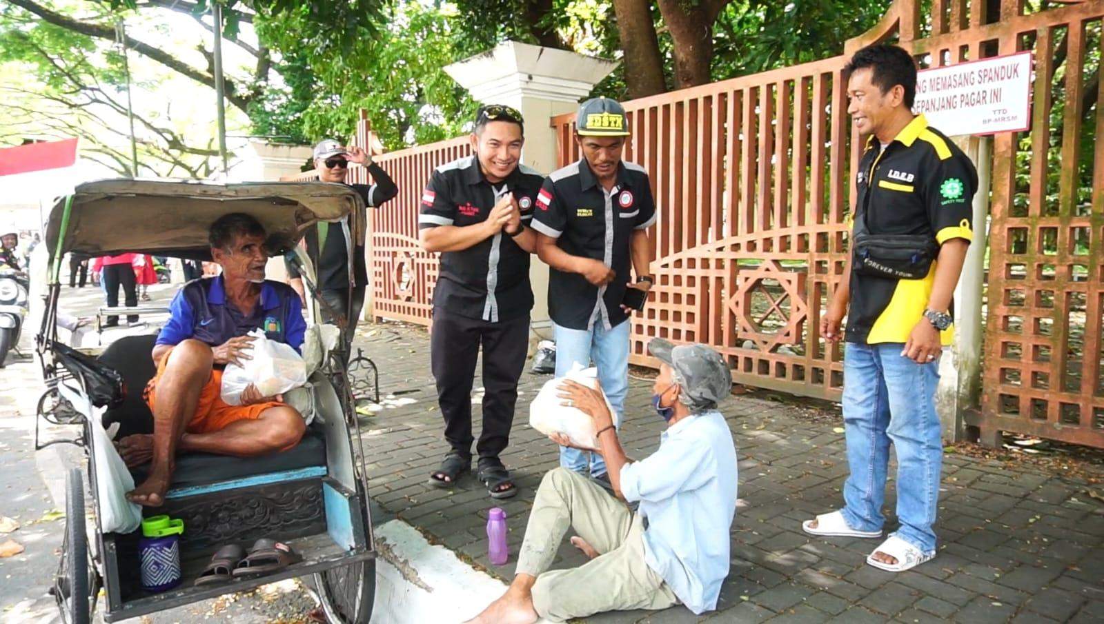 Komunitas Indonesia Driver Elit Borneo (IDEB) bagikan sembako kepada tukang becak di seputaran Masjid Raya Sabilal Muhtadin Banjarmasin, Sabtu (17/8/2024). Foto: Ayiz/lenterakalimantan.com