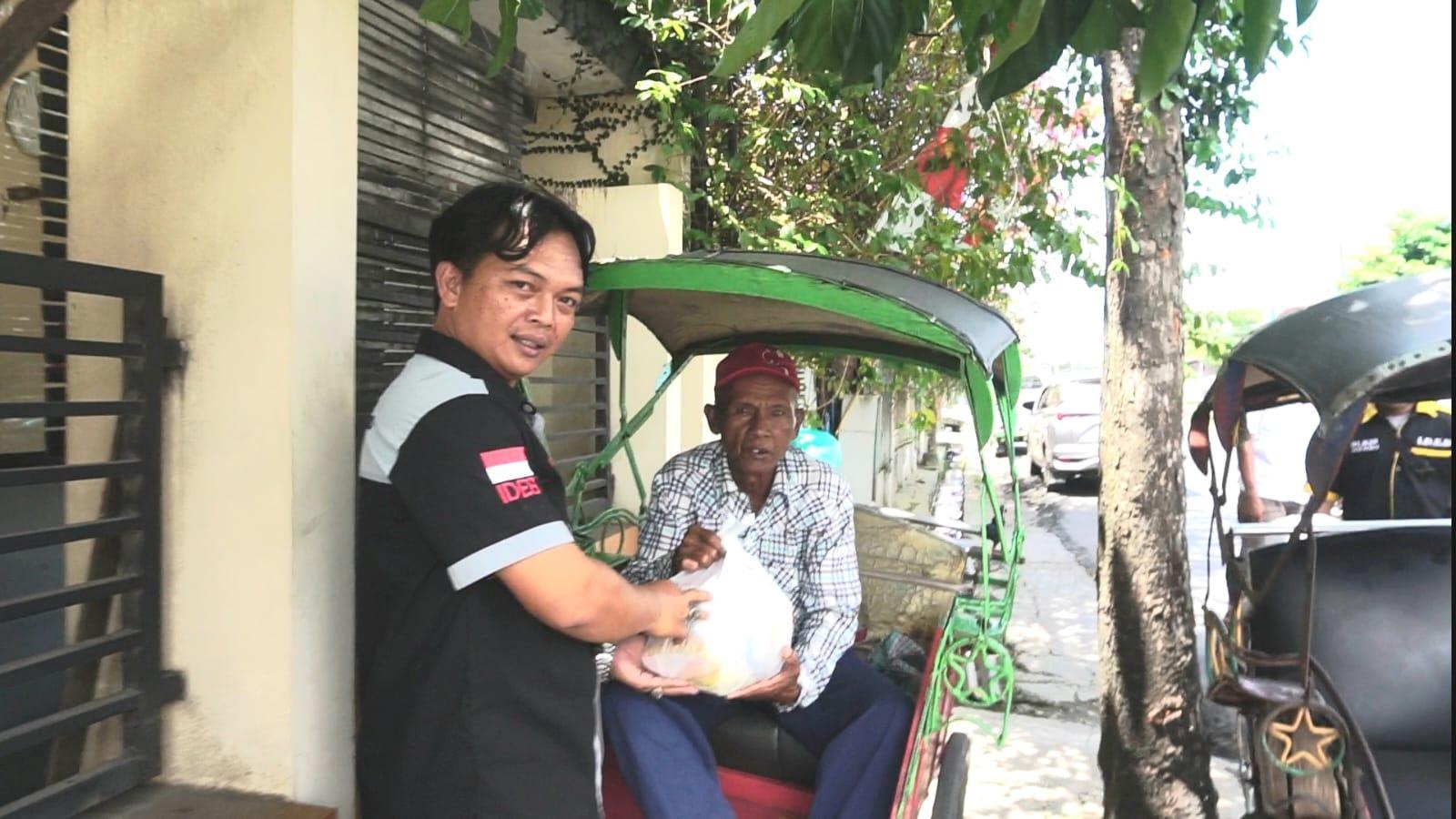 Komunitas Indonesia Driver Elit Borneo (IDEB) bagikan sembako kepada tukang becak di seputaran Masjid Raya Sabilal Muhtadin Banjarmasin, Sabtu (17/8/2024). Foto: Ayiz/lenterakalimantan.com