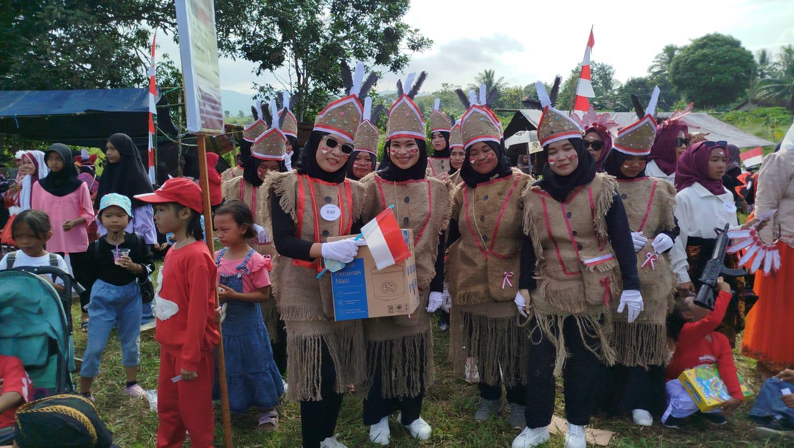 Salah satu ragam baju adat Nusantara dan aksesori merah putih warnai jalannya karnaval budaya dan jalan santai dalam rangka HUT Kemerdekaan RI ke-79 tahun 2024, Minggu (18/8/2024). Foto: Arif/lenterakalimantan.com