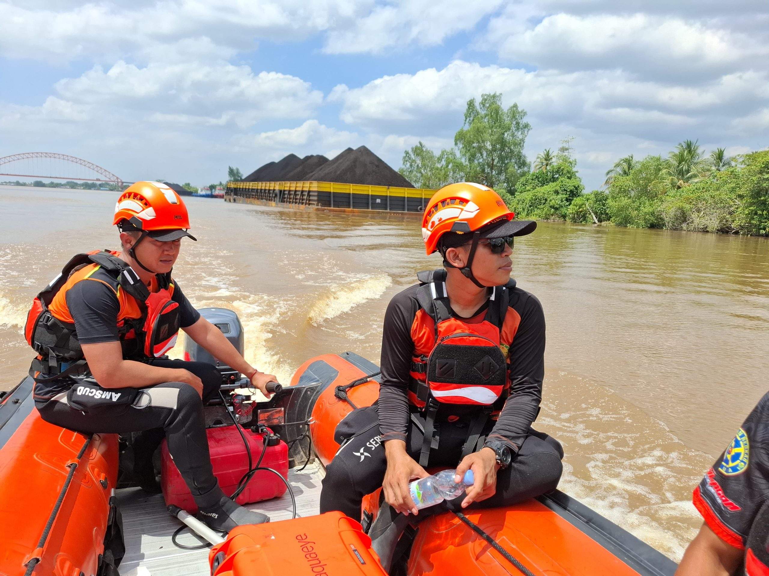 Tim Basarnas Banjarmasin lakukan pencarian korban diduga tenggelam di Sungai Barito wilayah Desa Bantuil, Kecamatan Cerebon, Barito Kuala (Batola), Senin (19/8/2024). Foto: Basarnas Banjarmasin