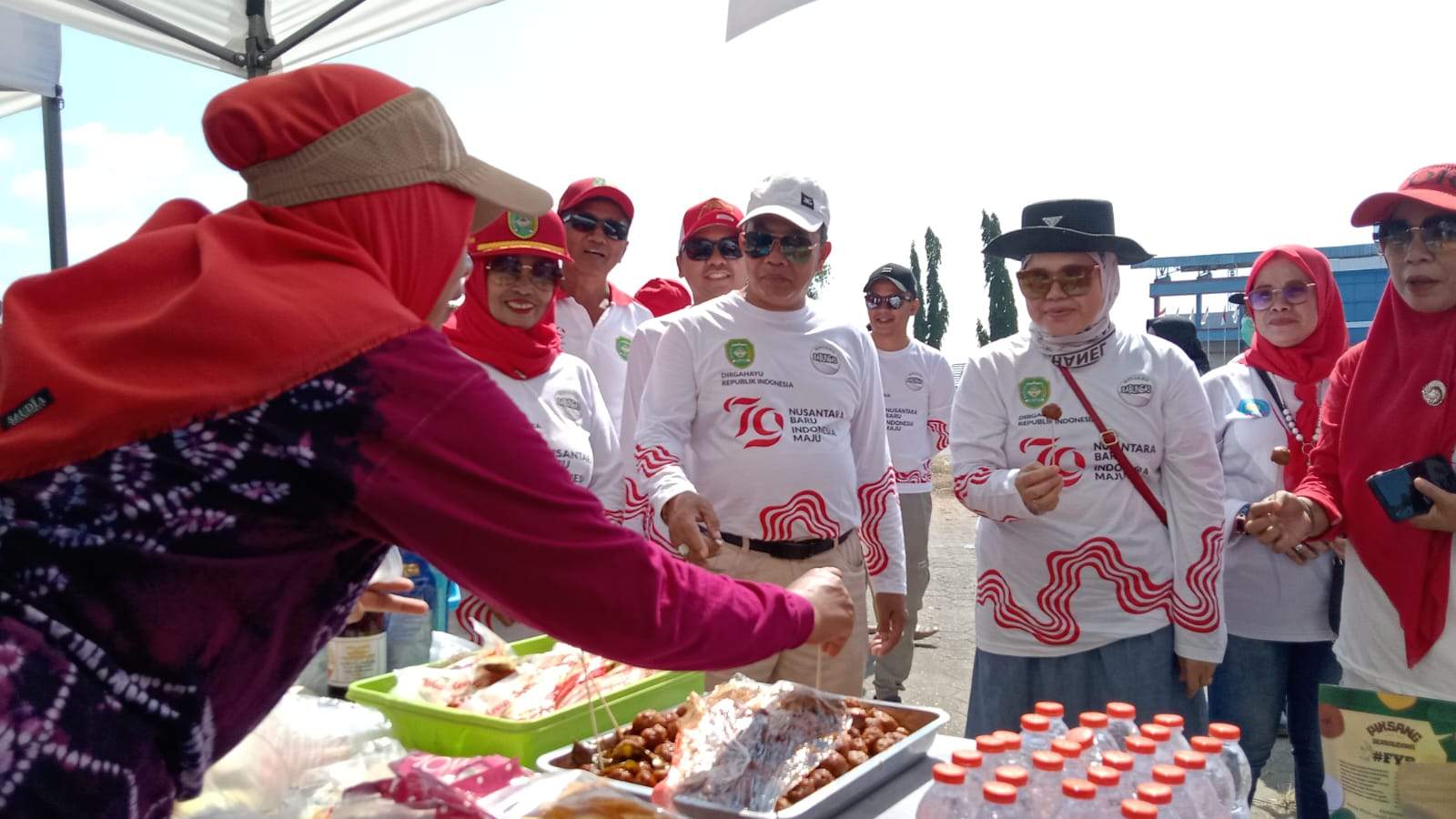 PJ Bupati Tapin M Syarifuddin MPd saat melihat Bazaar Kuliner yang diadakan oleh pemerintah kecamatan Binuang memeriahkan HUT kemerdekaan RI ke 79.